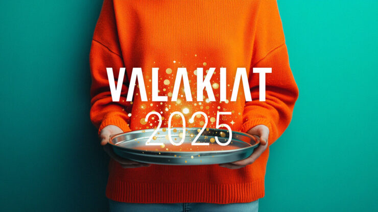 Hahmo kannattalee edessään tarjotinta, jonka päällä lukee valakiat 2025.