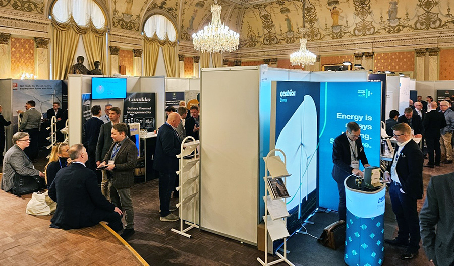 Yleiskuva EnergyWeekin esittelyalueelta yleisöineen ja esittelijöineen.