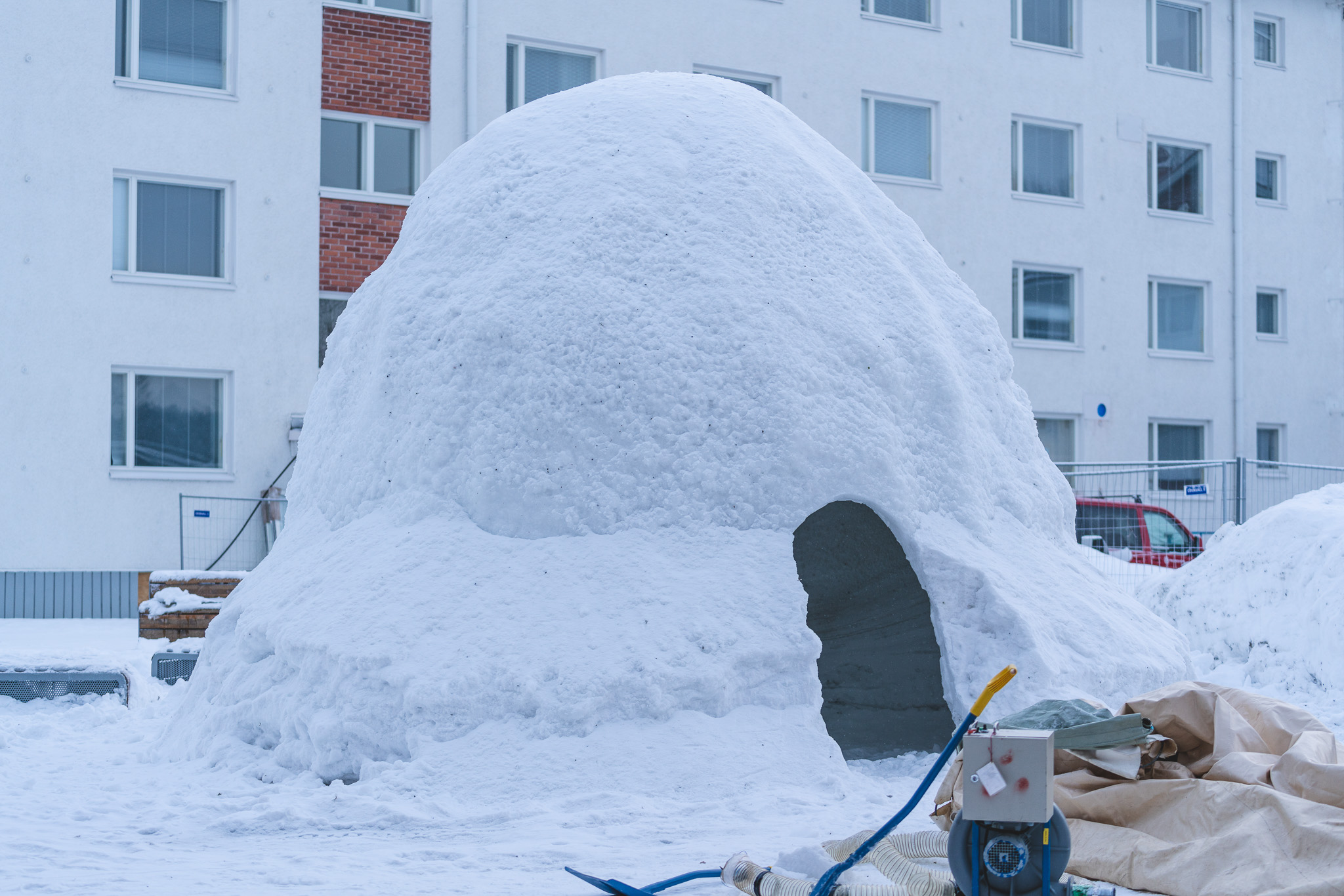 Sohjorakenteinen kupolirakenne rakennuksen edessä.