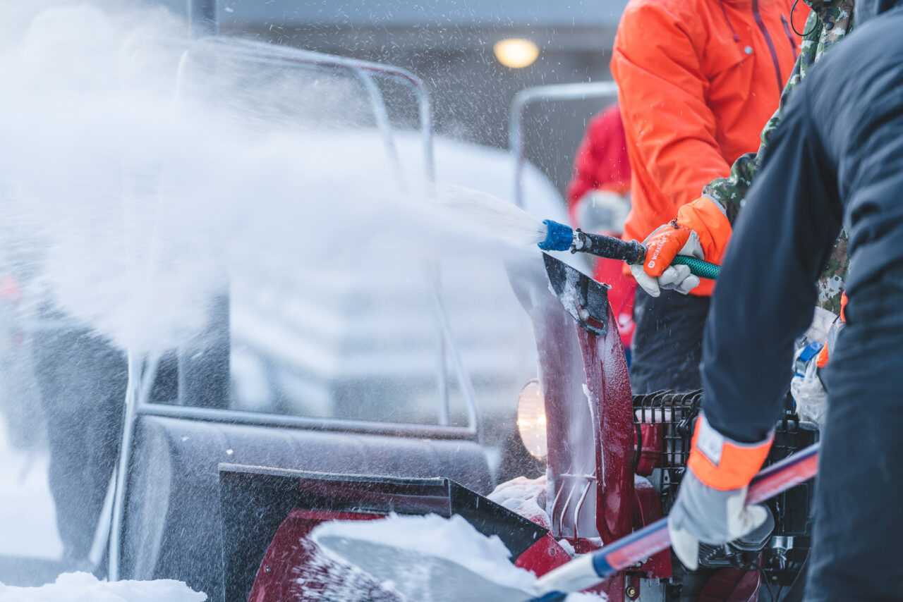 Vettä sumutetaan lumitykin torvesta lentävään lumisuihkuun rakenteen lumetusvaiheessa. 