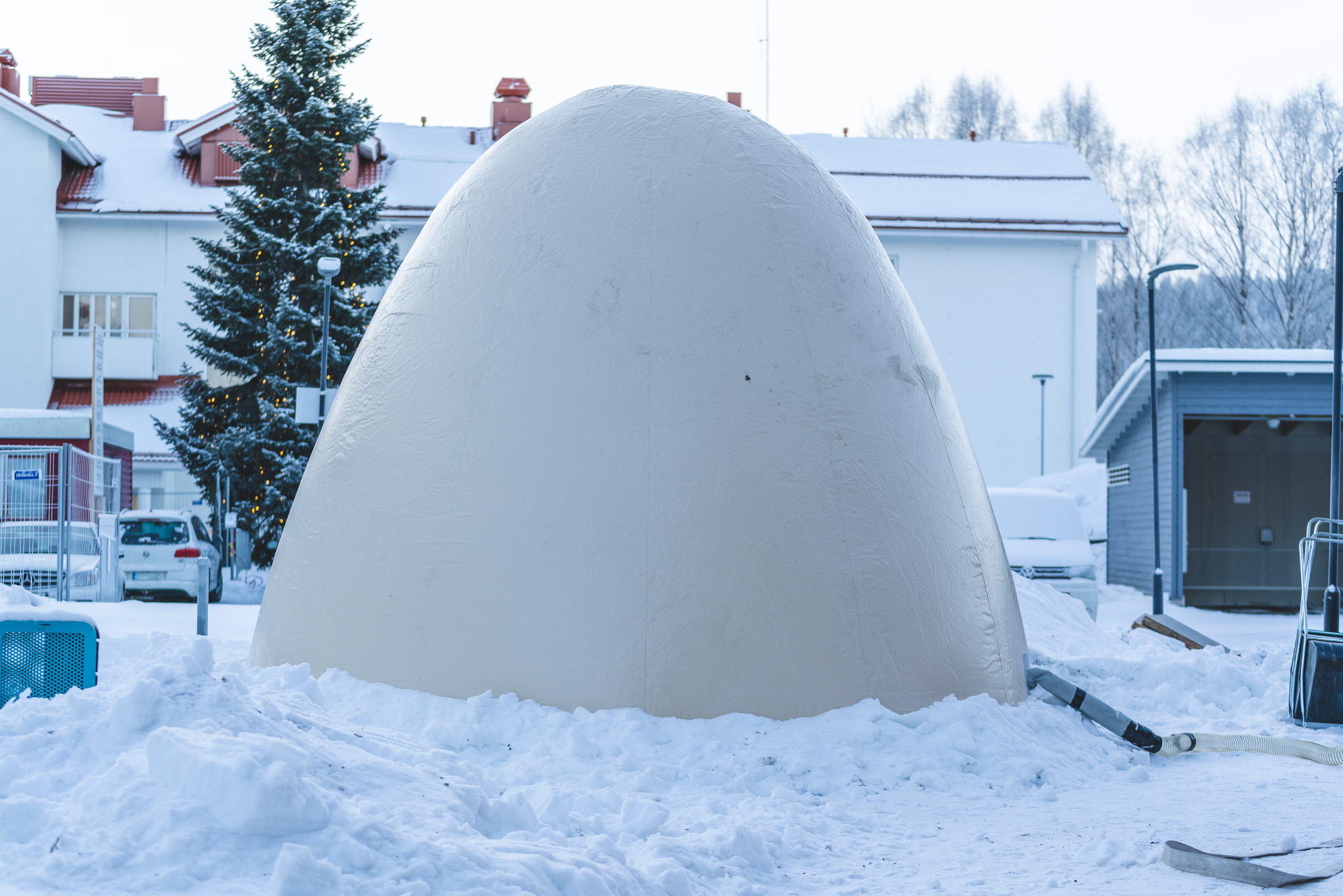 Ketjukäyrän muotoinen ilmanpainemuotti paineistettuna.