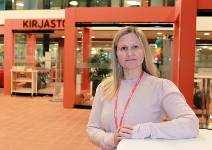 Anu Lepistö Kemin kampuksen aulassa kirjaston edessä.