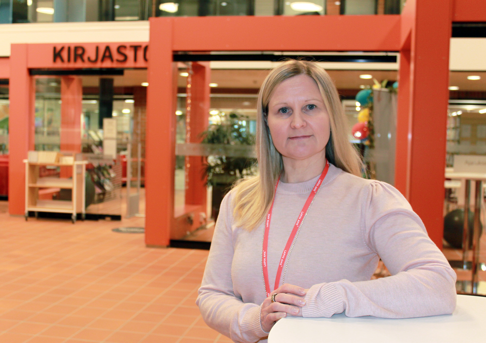 Anu Lepistö Kemin kampuksen aulassa kirjaston edessä.