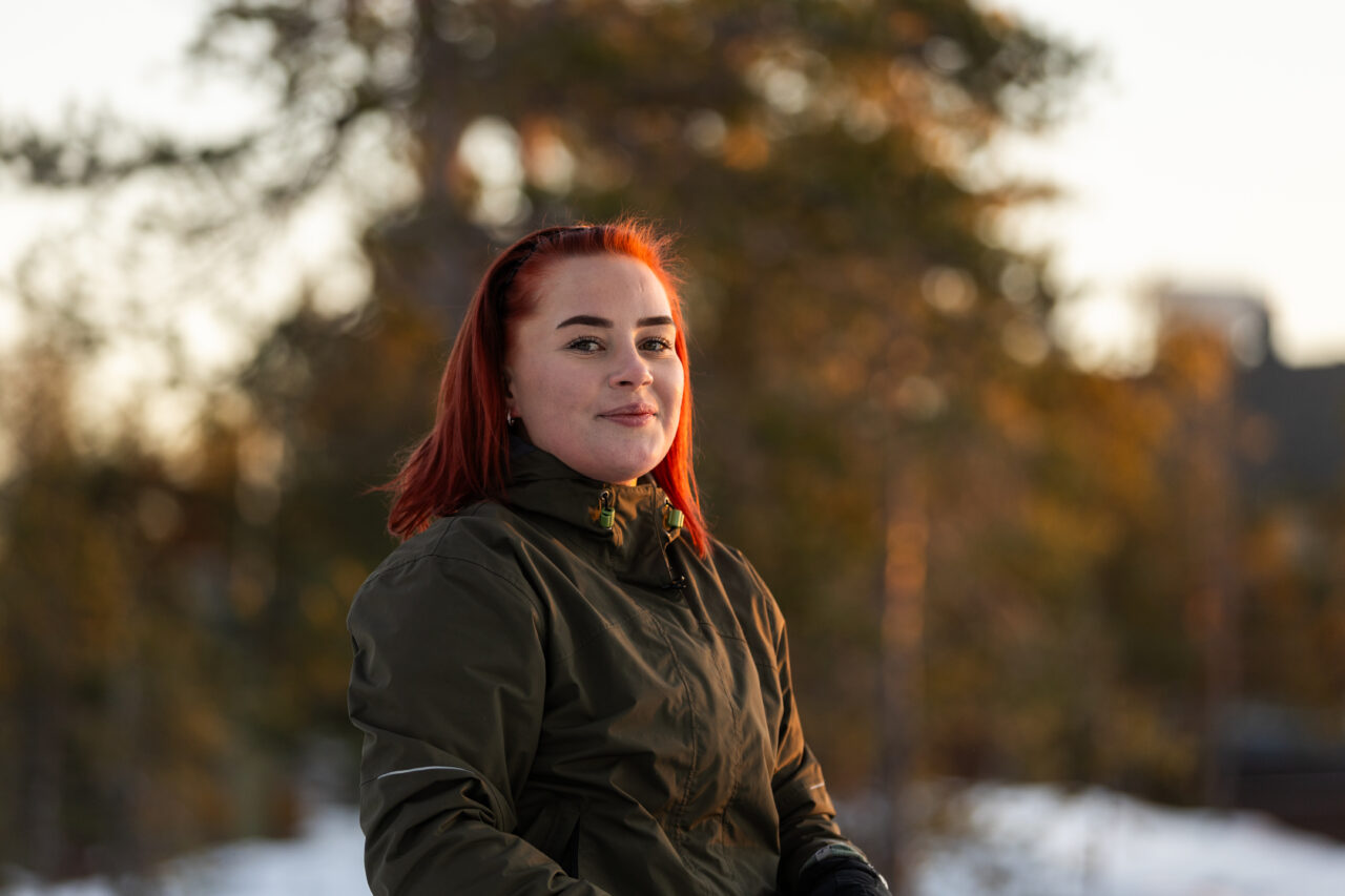 Kuva, joka sisältää kohteen piha-, punatukkaisen naishenkilön kasvokuva