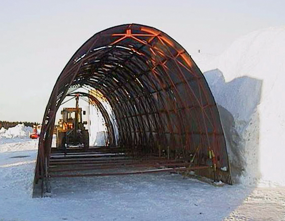Ketjukäyrän muotoinen teräksinen holvikaarimuotti.