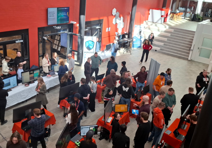Aula täynnä ihimisiä.