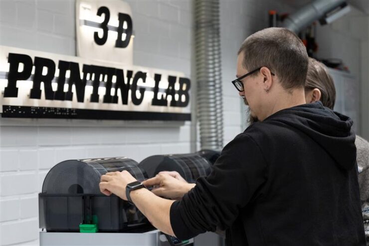 3D laboratoriossa mies laitteella