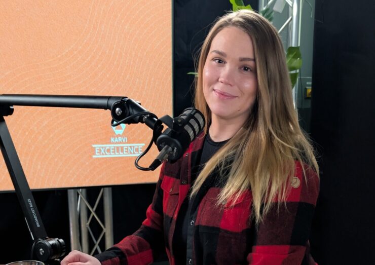 Nainen istuu podcast-studiossa