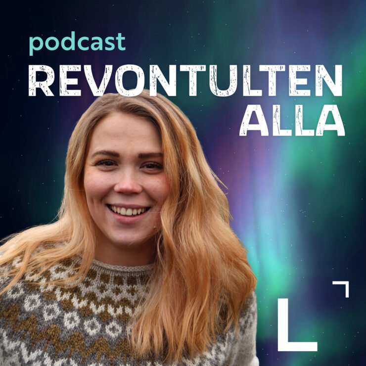 Revontulten alla -podcast -kansikuva. Tyttö villapaidassa revontulitaivas taustalla.