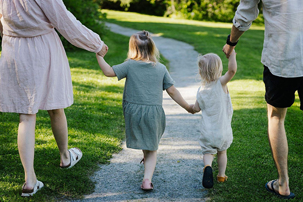 Kuvassa aikuiset kävelevät ulkona lasten kanssa
