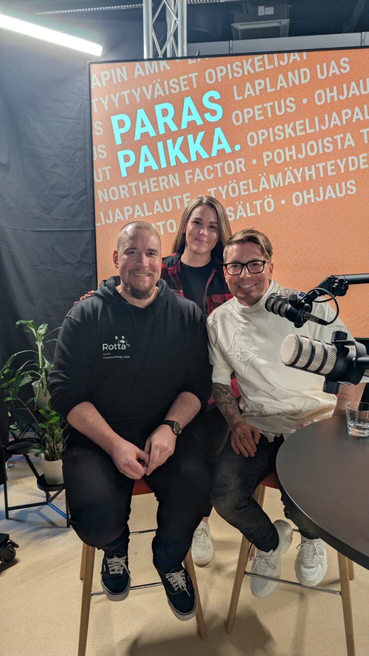 Antti Tuisku ja kaksi opiskelijaa podcast-studiossa
