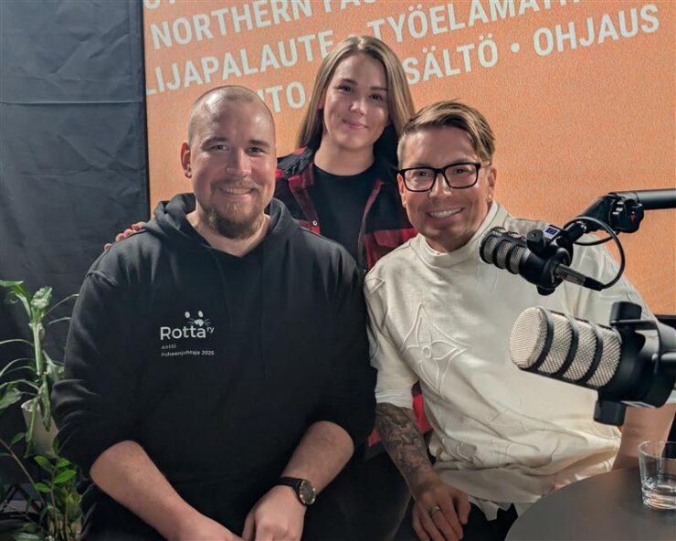 Antti Tuisku ja opiskelijat podcast-studiossa