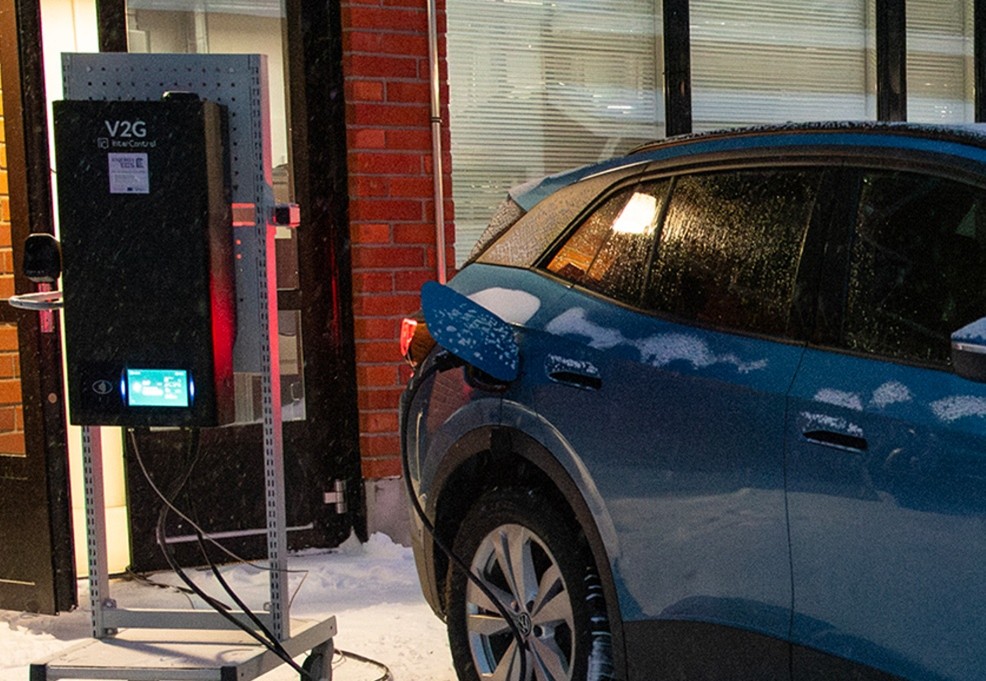 Auto takaosastaan kytkettynä mittalaitteeseen.