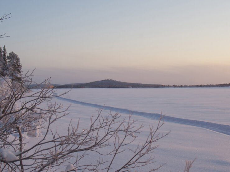 Luminen järvimaisema.