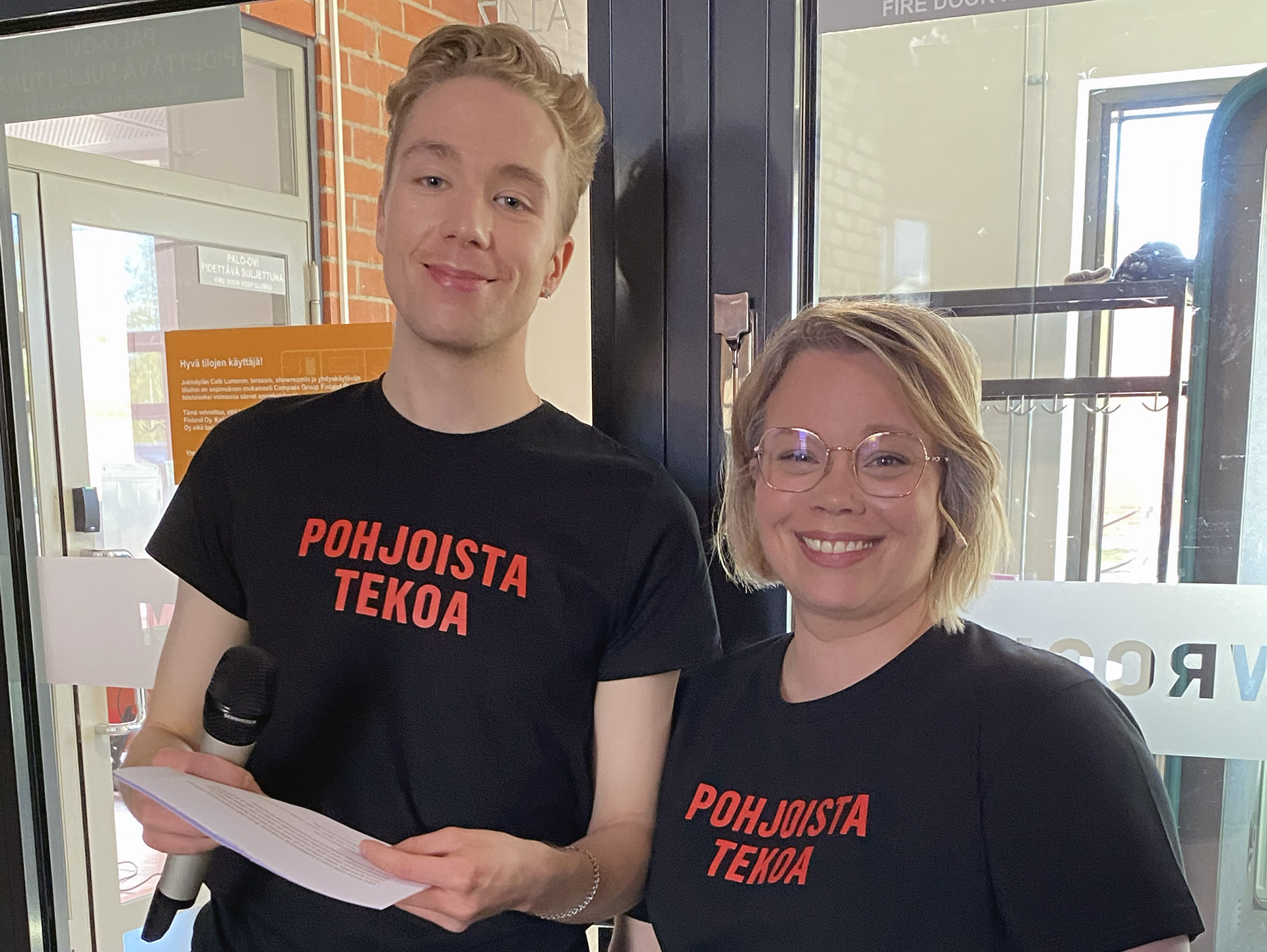 Juontajakaksikolla on yllään t-paidat, joissa lukee pohjoista tekoa.
