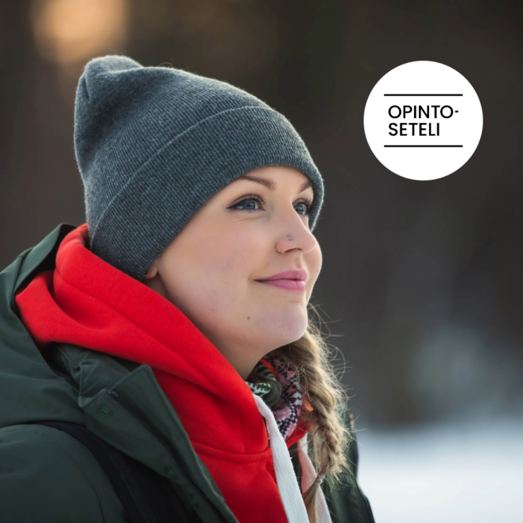Opintoseteli-logo ja henkilö pipo päässä hymyilee