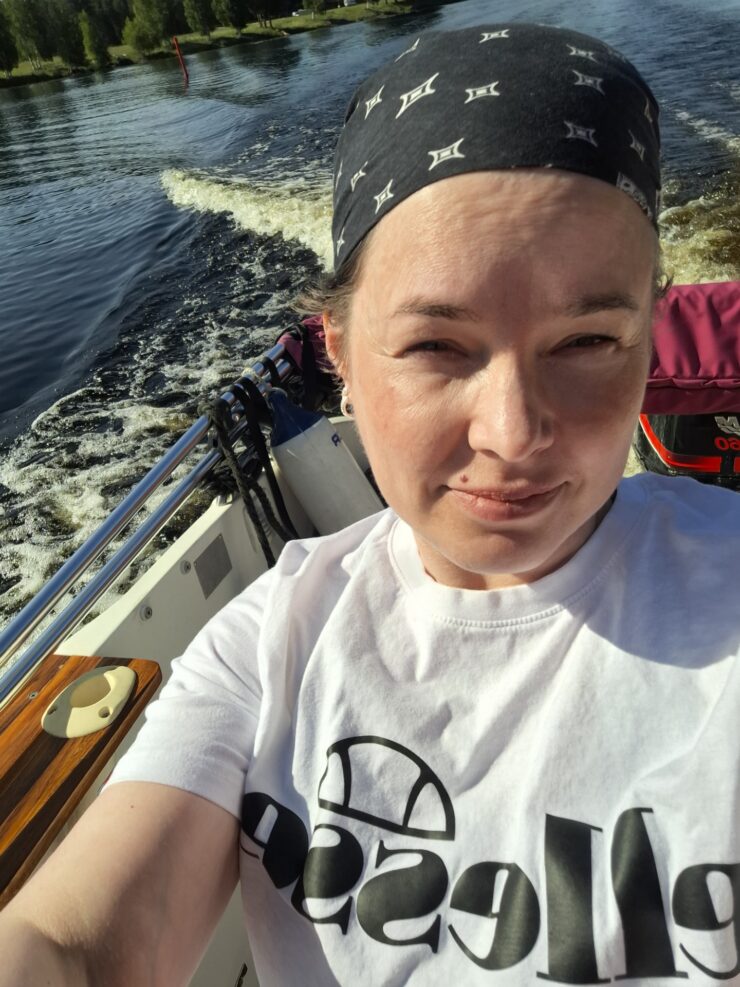 Opiskelija Marianna veneilemässä