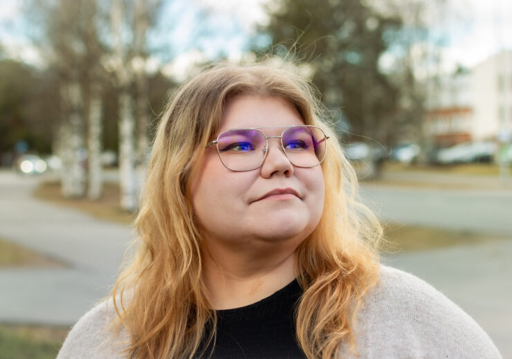 henkilö silmälasit päässä ulkona katsoo ylöspäin
