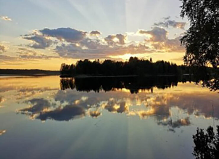 Auringonlasku kesäisellä järvellä.